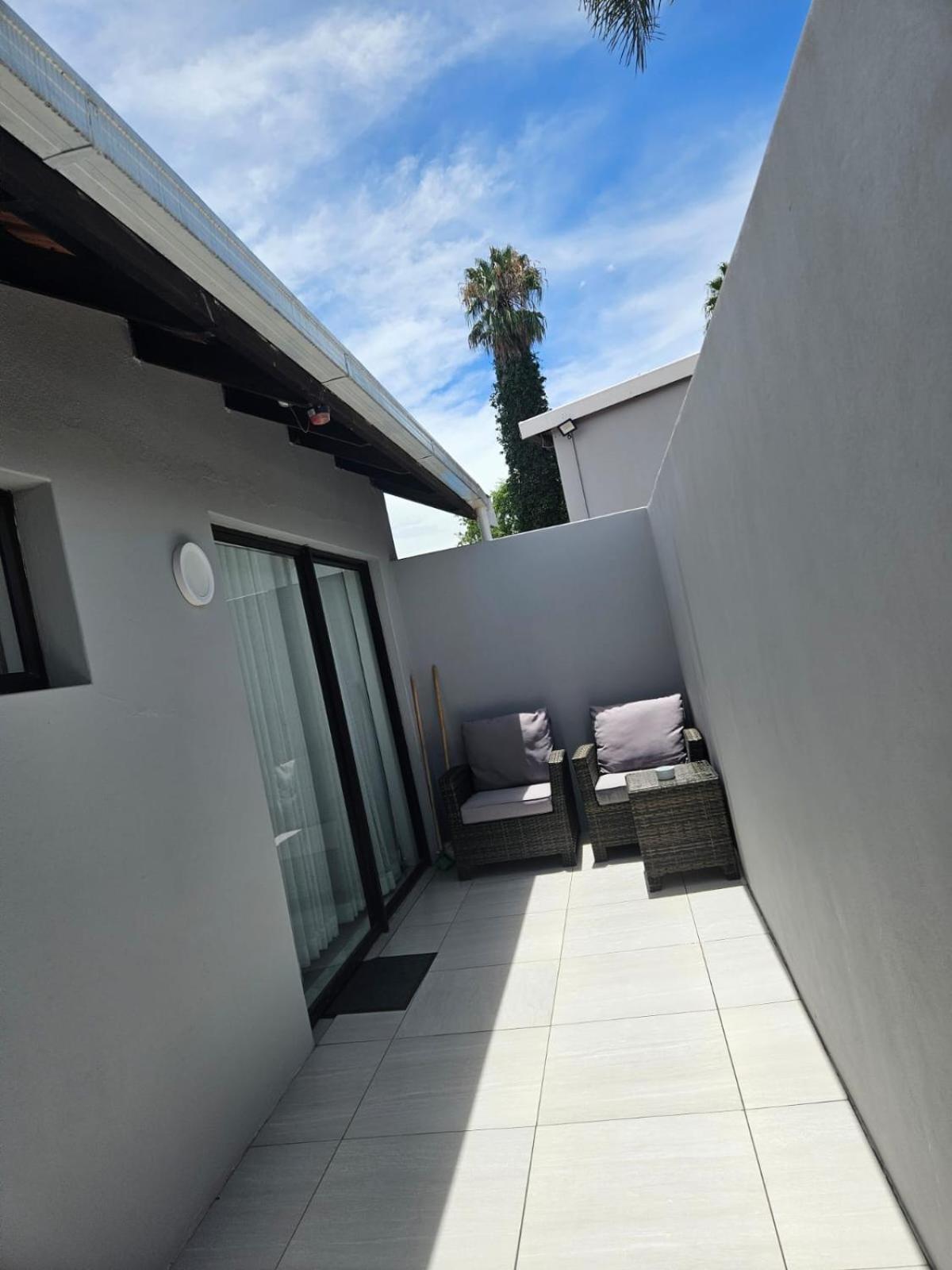 Nicky'S Guest House Roodepoort Exterior photo